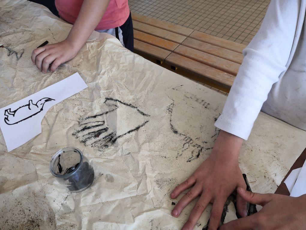 en utilisant le café pour colorer la feuille froissée, les fusains, la peinture au doigt, l'encre de chine au doigt ... (pour approcher les techniques ancestrales : utilisation de  manganèse à l'époque préhistorique, l'eau pour imiter la salive, etc)
