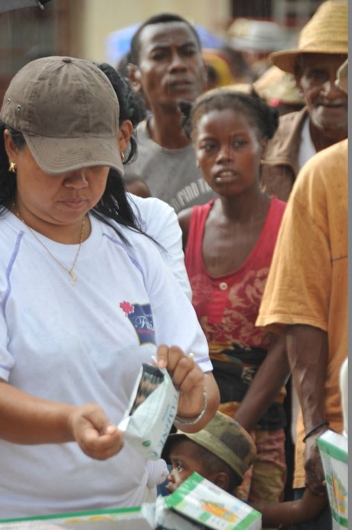 Les membres de l'Association FITIA, fondée et présidée par Mialy Rajoelina, au secours des sinistrés du cyclone Haruna à Sakaraha. Photos: Harilala Randrianarison