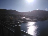 Panorama depuis le pont, puis une photo qui montre le pont descendant depuis son point culminant, en opposition à celle d'une peu plus tôt.