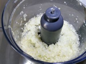3 - Pour le sofrito, peler l'ail et les oignons, dégermer, et passer au mixeur pour broyer finement. Emonder, et épépiner les tomates, couper en petits morceaux et écraser à l'aide d'une fourchette ou un presse purée, réserver pour poursuivre la réalisation à l'étape suivante.