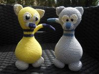 amigurumi chat cartoon jaune et violet