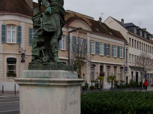 Place des Epars et la statue du général Marceau. "Né à Chartres le 1er Mars 1769, soldat à 16 ans, Général à 24, il mourut à 27"