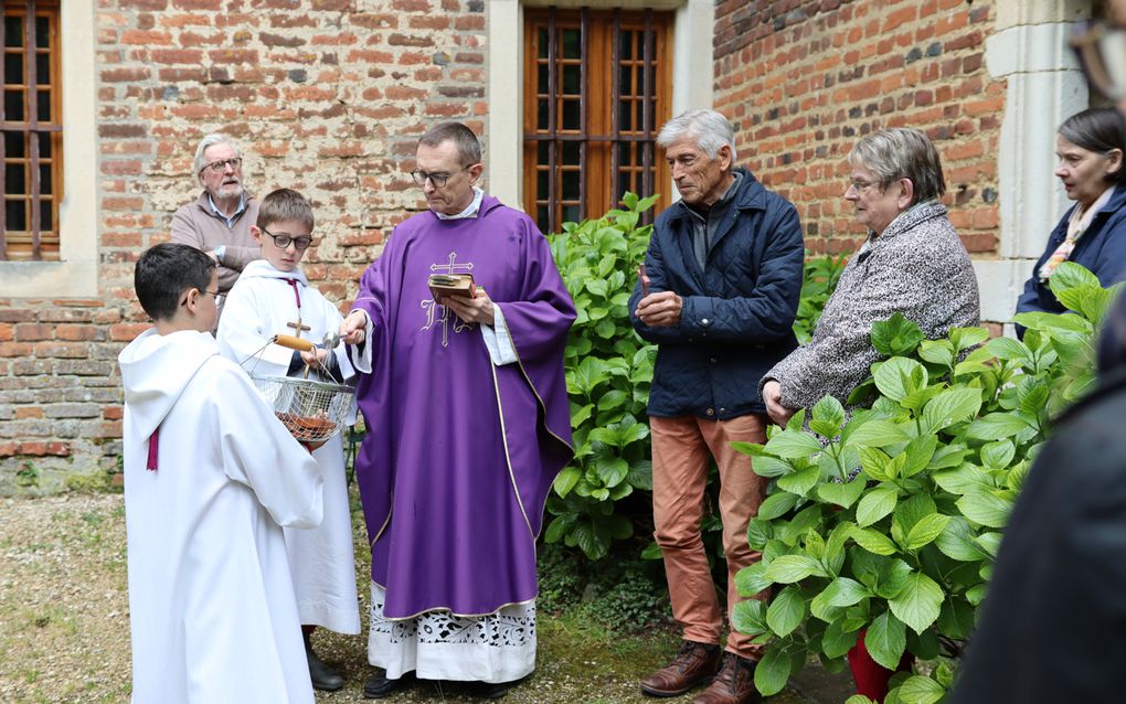 Bénédictions des personnes, des croix et des champs.