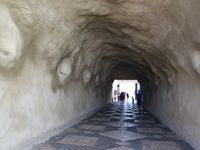 D'autres vues et le fameux tunnel qui mène à la plage...et des sculptures de sable y sont exposées!