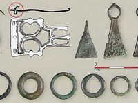 Éléments de ceinture  -  Instrument de toilette - Scalptorium en bronze et perles en terre cuite.