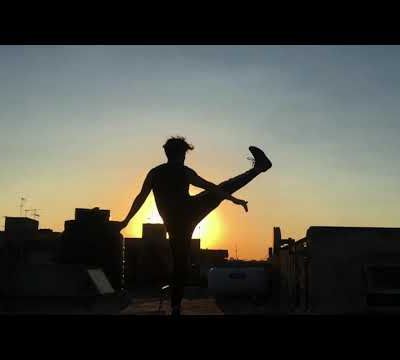 Vidéo-danse composée de trois vidéos réalisées à domicile à partir de jeux, d'exploration et d'improvisation; de l'impulsion créatrice.