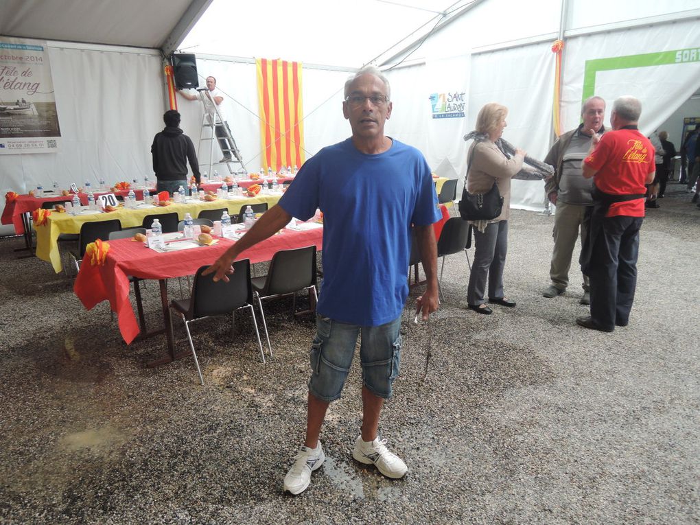 Mise en place et décoration de la salle avant l'arrivée des participants, puis service en salle par les bénévoles dans la joie et la bonne humeur 