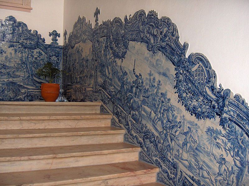 Les azulejos ont souvent été utilisés pour couvrir des murs ou des façades entières. En voici quelques exemples dont certains sont très célèbres.