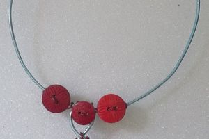 Collier alu bleu et rouge avec bouton