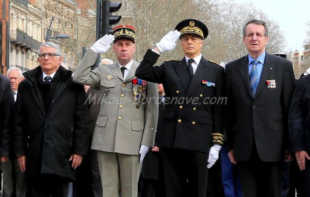 Le préfet Henri-Michel Comet, Pierre Cohen et Guy Darmanin et de nombreuses personnalités se recueillent devant le monument au morts de Toulouse, 19 mars 2014.