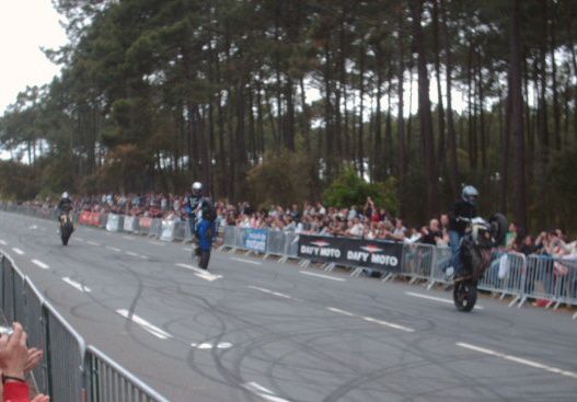 fête de la moto à TARNOS, stunt, weeling et figures diverses de l'écossais Carmichael et de "lève ta roue" (local)  