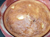 3 - Pendant que le gâteau tiédi, faire chauffer à feu doux dans une casserole la crème fraîche liquide avec la poudre de vanille (ou l'extrait). En même temps réaliser un caramel à sec en mettant le sucre à chauffer dans une poêle. Ne pas remuer au début. Lorsqu'il commence à caraméliser, remuer délicatement jusqu'à obtenir un beau caramel doré. Incorporer la crème liquide en prenant garde aux projections et sans cesser de tourner à la spatule jusqu'à incorporation complète de la crème liquide. Retirer du feu et rajouter le beurre en petits morceaux en continuant de mélanger avec la spatule. Démouler le gâteau sur un plat de service, le napper aussitôt avec une partie de caramel au beurre salé, réserver le reste dans un petit pot. Déguster le gâteau avec une bolée de cidre pour parfaire l'effet normand. (Réchauffer quelques secondes au micro-ondes le caramel versé dans le petit pot si vous ne l'avez pas consommer de suite et s'il est trop solidifié)