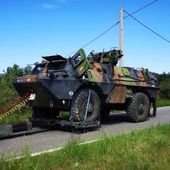 Le véhicule blindé de l'armée a viré dans le fossé pour éviter un chauffard, le remorquage a commencé