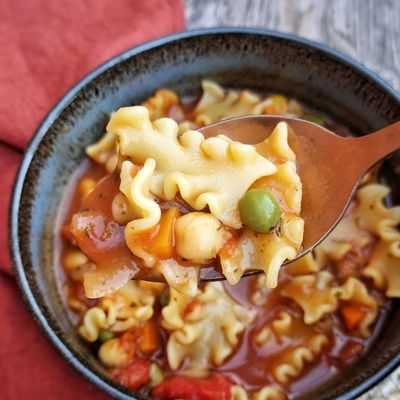 Soupe-repas à la tomate, aux pois chiches et pâtes mafalda corta