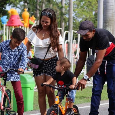  Padres de Carabobo celebraron su día en el Parque Draculandia junto a sus familiares 
