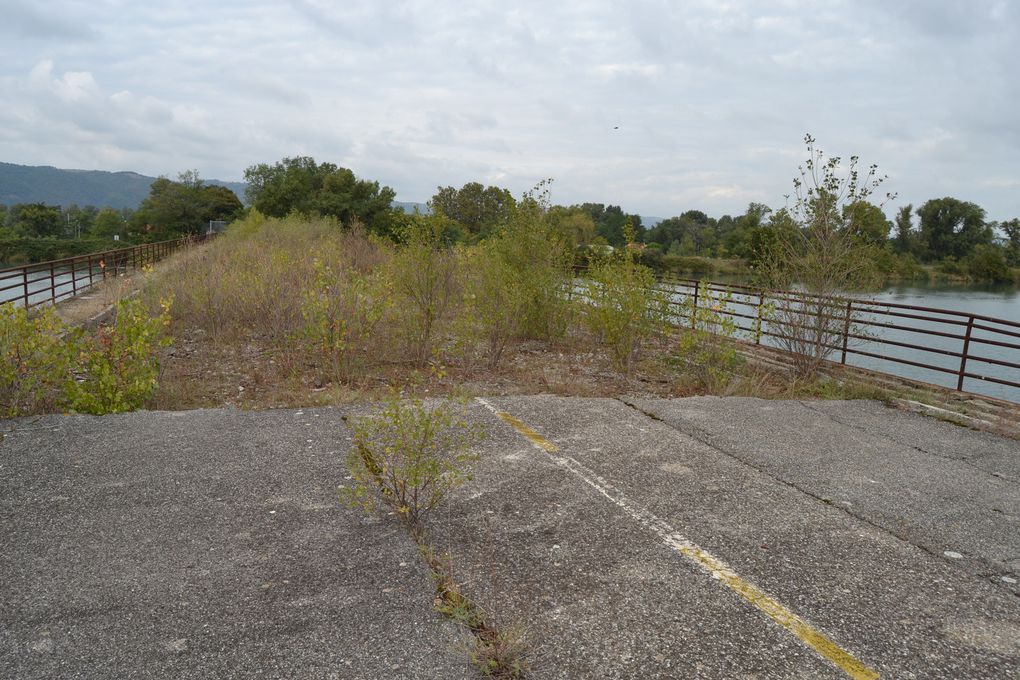 L'aménagement d'un barrage au confluent de l'Isère et du Rhône, à la fin des années 1960, a fait monter le niveau des eaux, fragilisant le vieux pont de 1827, déjà partiellement détruit en 1940 et 1944, et justifiant son remplacement..