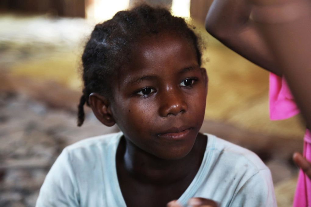 Lundi 19 novembre les enfants ont enfin pu reprendre le chemin du centre Utopiks Loustiks. Hanitra est la maîtresse principale et sera aidée par différents bénévoles de passage à Nosy Be. C'est actuellement au tour de Ciril, qui sera là jusqu'