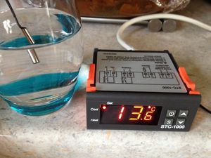 Le processus experimental est simple : on réunis le plus de thermomètres possible, on met une quantité d'eau aussi chaude que possible dans la cafetière, on met les sondes de températures à différentes profondeurs dans la cafetière, on isole le tout et on récolte les données patiemment en lisant un bouquin !