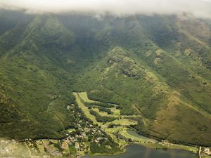 Côte Nord-Est de Moorea avec son golf, son aéroport, son port, sa marina et son superbe lagon !