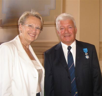 Remise de l'Ordre Nationale du Mérite à Orthez. Le Président ARRIBOT avec Jean-Claude SELLES BROTONS