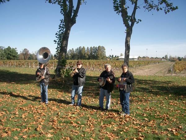 Samedi 20 octobre avait lieu la randonn&eacute;e&nbsp;&quot;la foul&eacute;es de des vignerons&quot; 18 km dans le M&eacute;doc, par une journ&eacute;e fra&icirc;che mais ensoleill&eacute;e. Tout au long du parcours nous avons pu d&eacute;guster, admirer les sous bois, et les belles couleurs de l'automne. Nous n'&eacute;tions pas les seuls, ce parcours regroupait aussi des coureurs &agrave; pieds. Pour r&eacute;compense,&nbsp; chacun a re&ccedil;u une bouteille de M&eacute;doc.