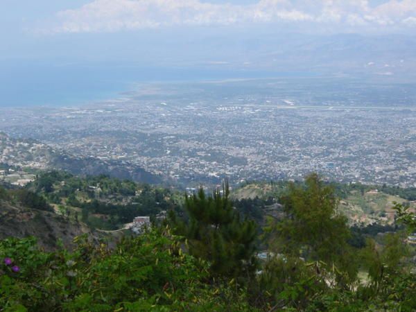 <ul>
    <li>La playa del Mole San Nicolas, primeras pisadas de nuestro querido amigo y navegante Cristobal Colon! </li>
    <li>Puerto Principe, mi casita en el aire; </li>
    <li>Kenskoff y Fermata, en las monta&ntilde;as, con bruma, mucho viento y bajas temperaturas a causa de la altitud. Maitre Mo y sus adorables ni&ntilde;as (colega responsable del programa de apoyo al sistema educativo). </li>
    <li>El marron. simbolo del fin de la esclavitud. </li>
    <li>Isabelle(colega, jefe de