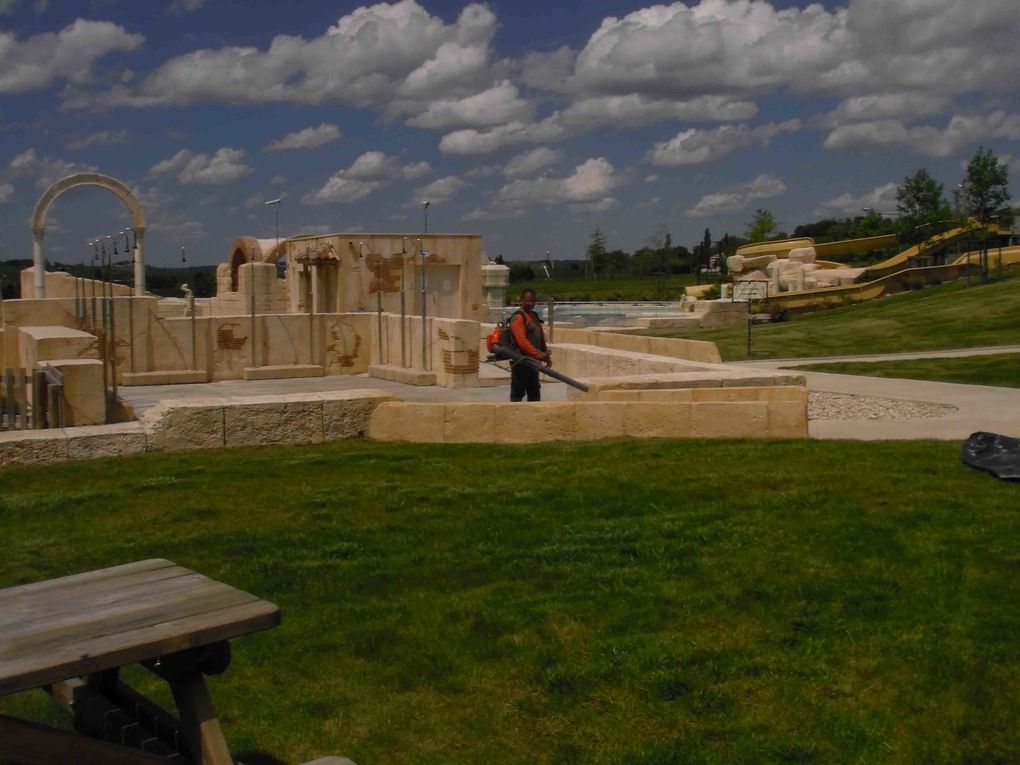 Chantier d'entretien des espaces verts au Ludo Parc de Nérac