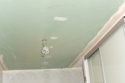 Rénovation d'un plafond de salle de bain, après un dégât des eaux...