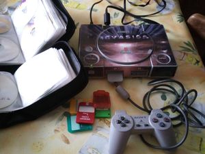 SONY PLAYSTATION (PS)- Puce soudée sur la carte mère permettant la lecture de jeux gravé -  La PlayStation est une console de jeux vidéo de cinquième génération, produite par Sony Computer Entertainment. La PlayStation est lancée au Japon le 3 décembre 1994, le 9 septembre 1995 aux États-Unis, le 29 septembre 1995 en Europe. La PlayStation originale fut la première machine de la gamme PlayStation, déclinée ensuite en PSone (une version plus petite et plus légère que l'originale). Le 18 mai 2004, soit près de dix ans après son lancement, Sony annonce avoir distribué 100 millions de consoles dans le monde4,5 et plus de 962 millions de jeux PlayStation