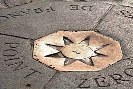 Une plaque de bronze incrustée au sol représente le point zéro pour toutes les distances des routes à partir de Paris.  