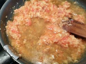 4 - Mettre votre four à préchauffer th 6 (180°). Fariner légèrement les morceaux de poisson et les calamars. Faire revenir à la poêle avec l'huile d'olive séparément, la lotte, puis les calamars, réserver. Pour terminer le sofrito, verser dans une poêle un filet d'huile d'olive pour faire suer la préparation ail/oignons hachés, rajouter  la cuil. à soupe de farine, le safran, le piment, la purée de tomates, le cognac, le fumet de poisson et le vin blanc. Bien mélanger, saler, poivrer et laisser épaissir quelques minutes.