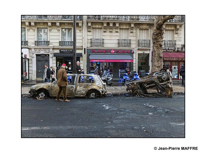 Née d'un mouvement pacifique de citoyens en colère contre l'augmentation de la taxe des carburants, à Paris, cette manifestation a rapidement dégénéré suite à la présence d'éléments violents incontrôlés.