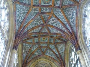 Eglise St Jacques, ses voûtes et ses trésors dans les tribunes.