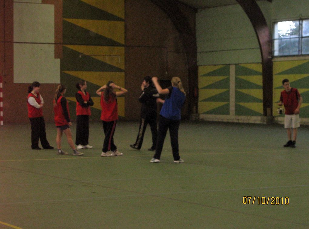 La classe de seconde 1 en pleine action lors d'une séance de handball, encadrée par M. Gwen Servais.