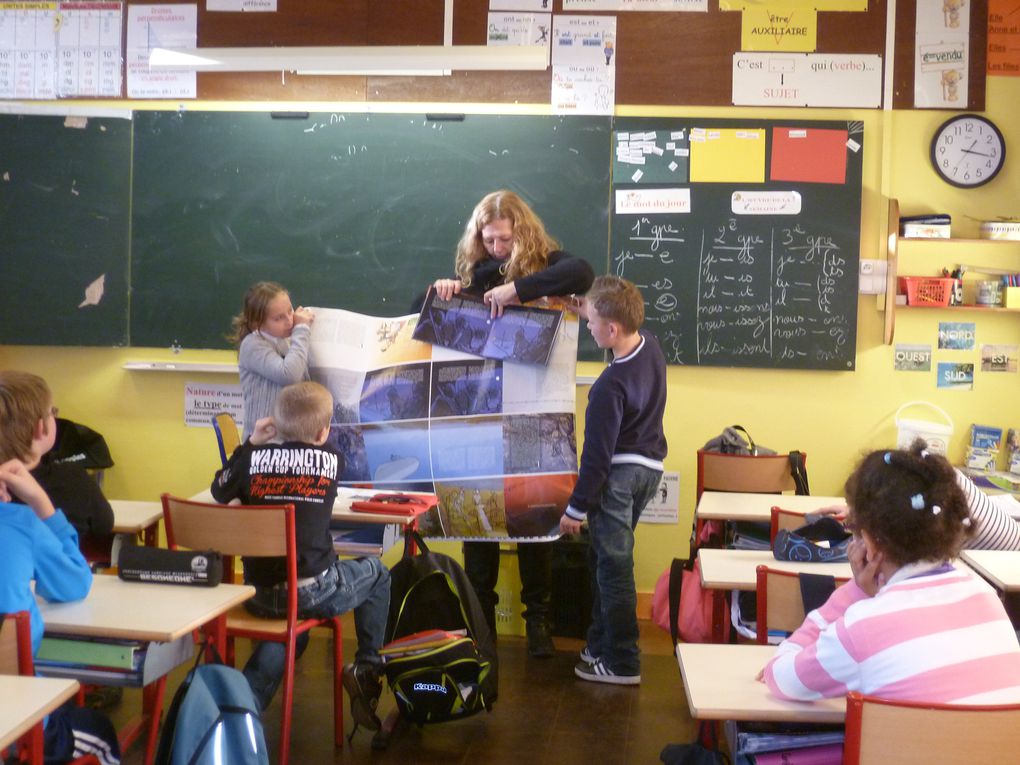 Dorothée P., auteur jeunesse, a réalisé une animation pédagogique auprès de toutes les classes. Les photos avec les CP de Mme Gamelin.