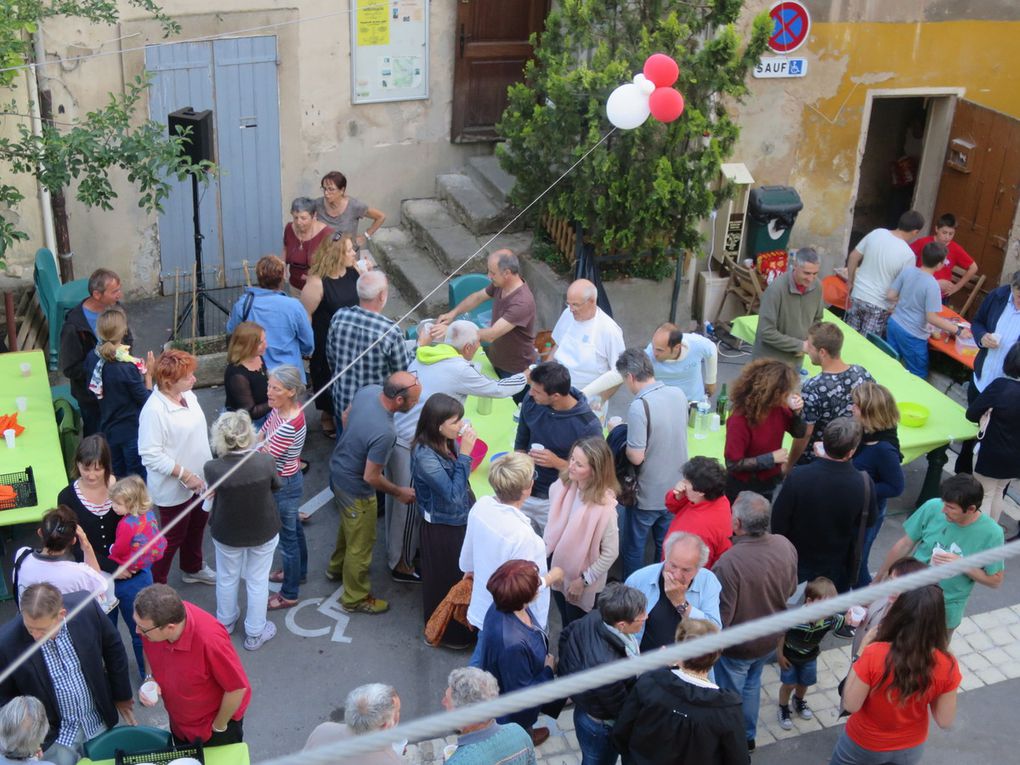 Du vent dans les nappes,  anchoïade pour tout le monde, séquence accordéon et mandoline, le discours de la présidente, remise du prix spécial à Hugues, les joyeux convives, la loterie des enfants ......