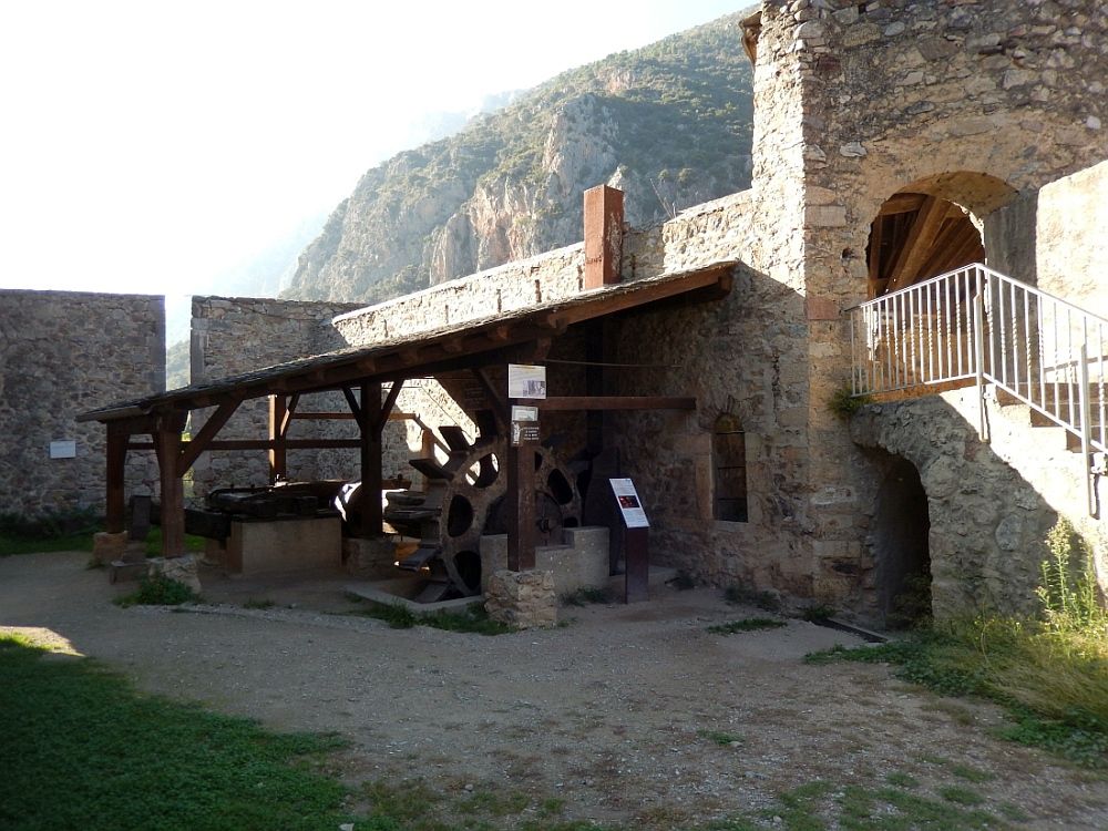 Une cité exceptionnelle de la vallée du Conflent, construite en "marbre rose de Villefranche"