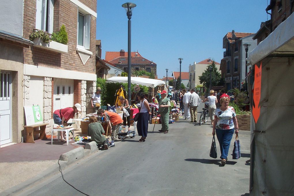 La Fête de la rue à lieu en juin depuis 9 ans, initialement un samedi, puis depuis 3 ans un dimanche. A cet effet, la portion de la rue située entre le carrefour avec la rue de Romainville et la bibliothèque est fermée à la circulation de 8h à