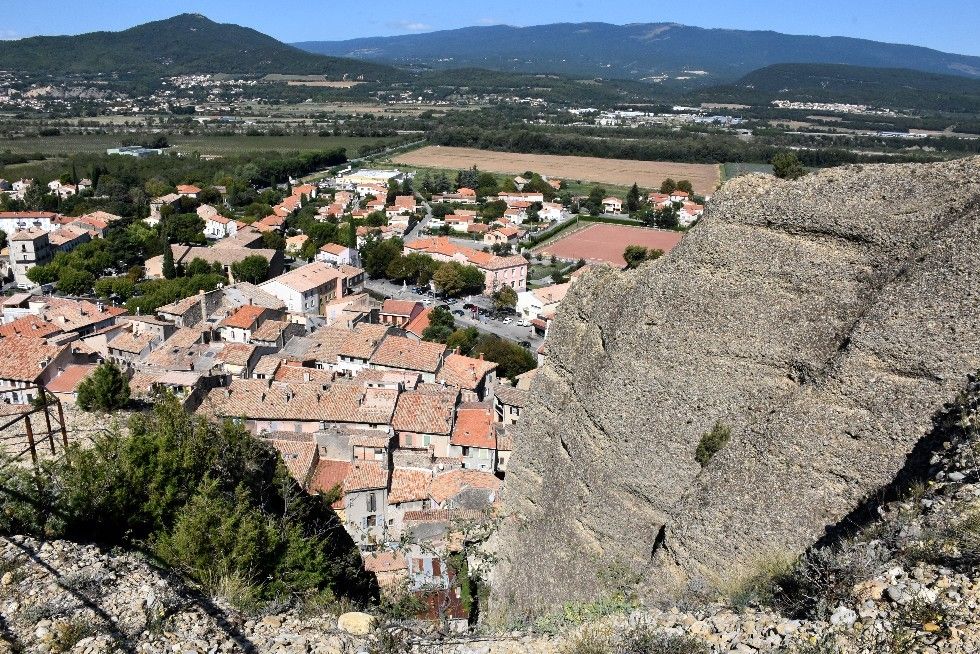 LES MOINES DES MEES ONT SUCCOMBE AUX BELLES MAURESQUES (2)