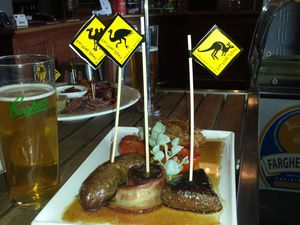 Petite pause dans le restaurant de Parachilna ! On se rempli l'estomac avant d'attaquer le désert !! Au menu: kangourou, emeu et dromadaire !! (pour nous l'emeu reste le meilleur des 3), et bien sur la petite biére pour accompagner le tous.