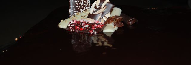 Mousse ivoire, croquant pralin, miroir chocolat pour un anniversaire