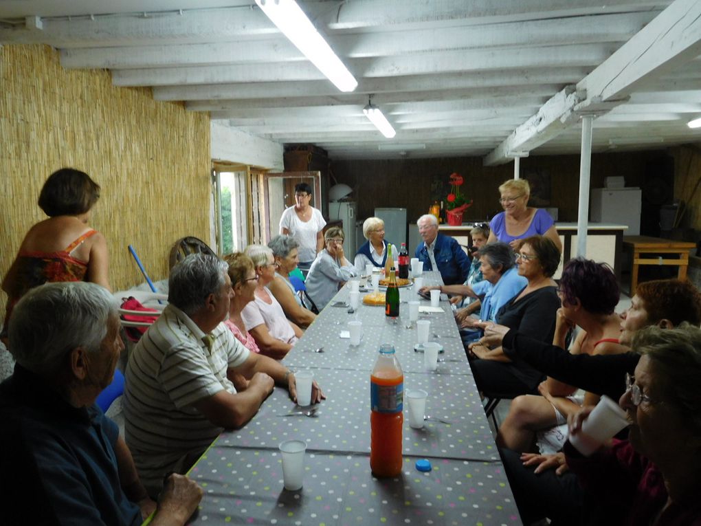 Après tout le monde se retrouve chez Josiane et René pour fêter les anniversaires d'Andrée et Monique ( gâteaux et boissons à profusion )