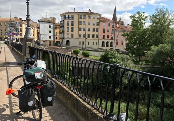 17.30 le voici à Logrono. Alors que la Meteo annonçait de la pluie jusqu'à 21 h le soleil est revenu. Merci Saint Jacques. "Bon chemin". 