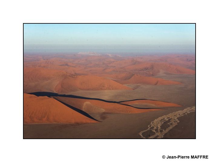 Les dunes du Namib, les plus anciennes et les plus grandes du monde, sont situées dans la région de Sossusvlei dans le désert Namibien.