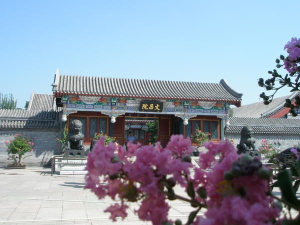 Le palais d’Été de Beijing, créé en 1750, détruit en grande partie au cours de
la guerre de 1860, puis restauré sur ses fondations d’origine en 1886, est un
chef-d’oeuvre de l’art des jardins paysagers chinois. Il intègre le paysage