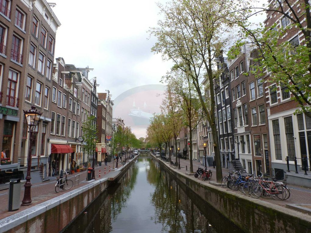 Amsterdam, capitale des Pays-Bas, est peuplée par 840 486 habitants. Son nom vient de Amstelredamme évoquant les origines de la ville : Dam (la digue) sur l'Amstel. Ancien petit village de pêcheurs au XIIe siècle, la ville connaît une très forte croissance au Moyen Âge jusqu'à devenir l'un des principaux ports du monde durant le Siècle d'or néerlandais.