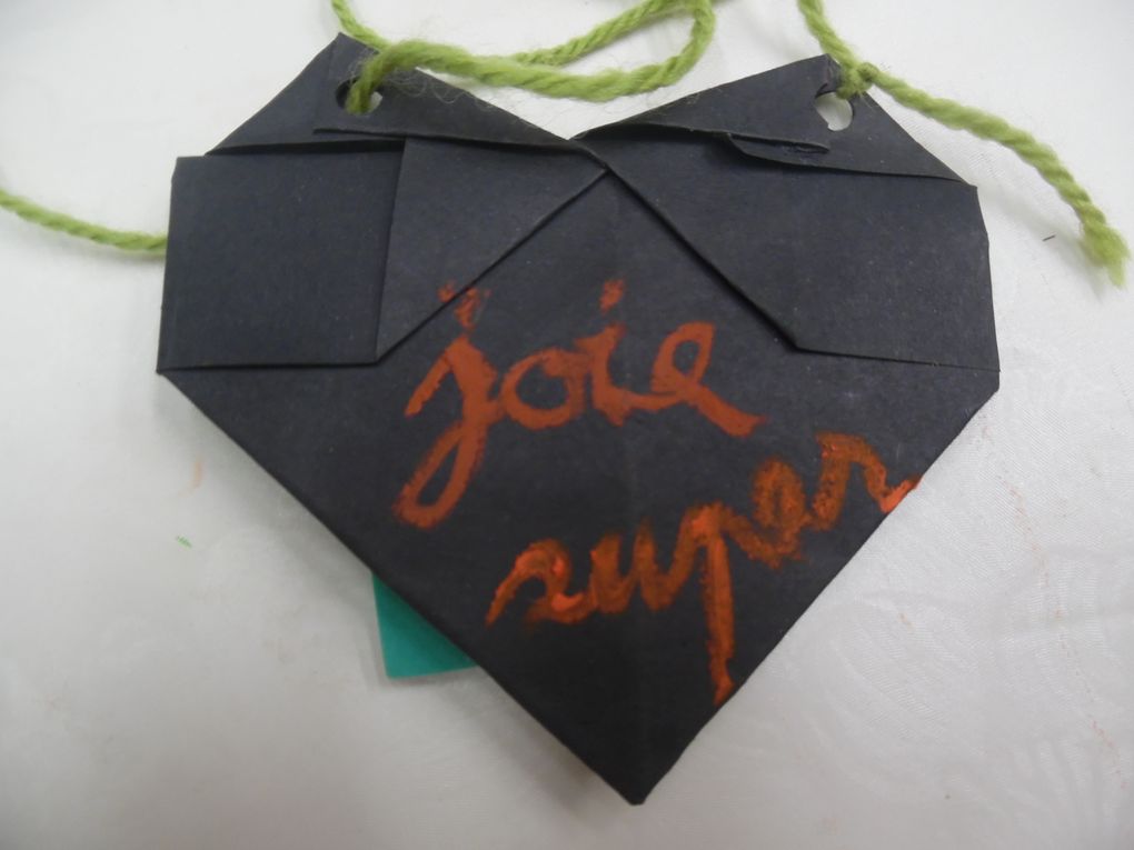 déco pour la table de noel, carte de bonne année avec coeur en origami et coeur Bonheur et joie en suspension