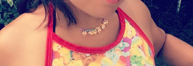 Petit collier simple en perles de cristal cœurs et arc-en-ciel