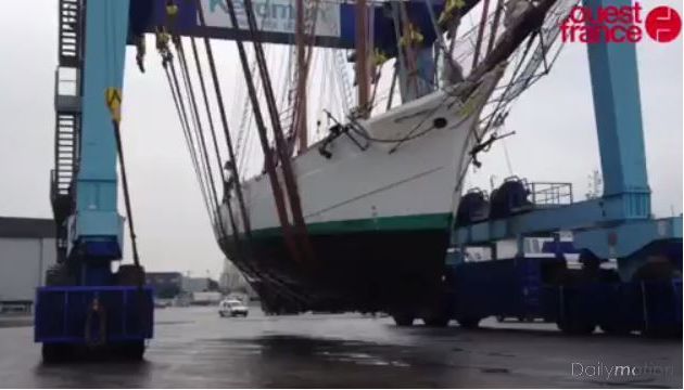 VIDEO - la goélette l'Etoile sortie de l'eau à Lorient (56) 