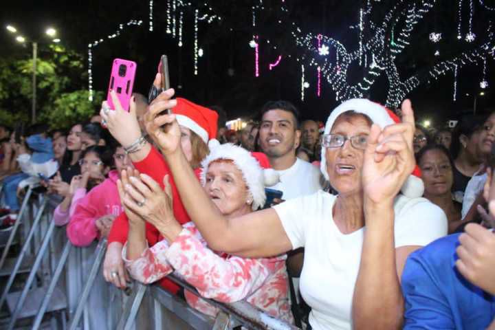 Más de 8 mil personas cantaron y bailaron con Billo´s en el encendido del Samán de la Navidad de Naguanagua